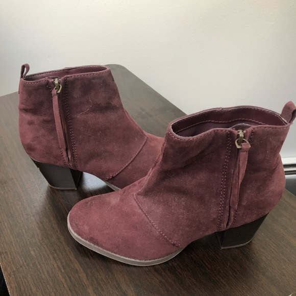 Women’s Old Navy Maroon Booties - Picture 2 of 3